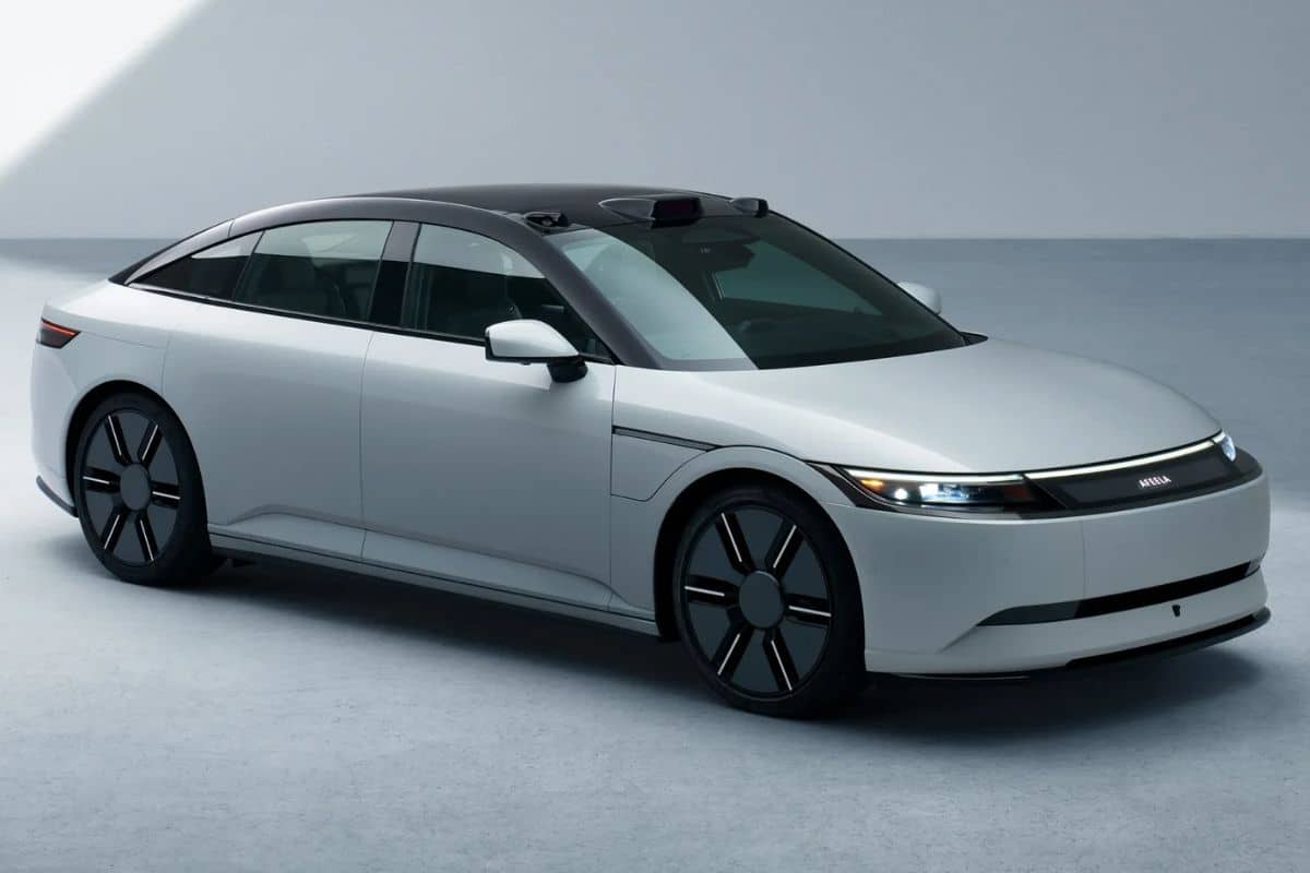 Voiture blanche moderne dans un studio.