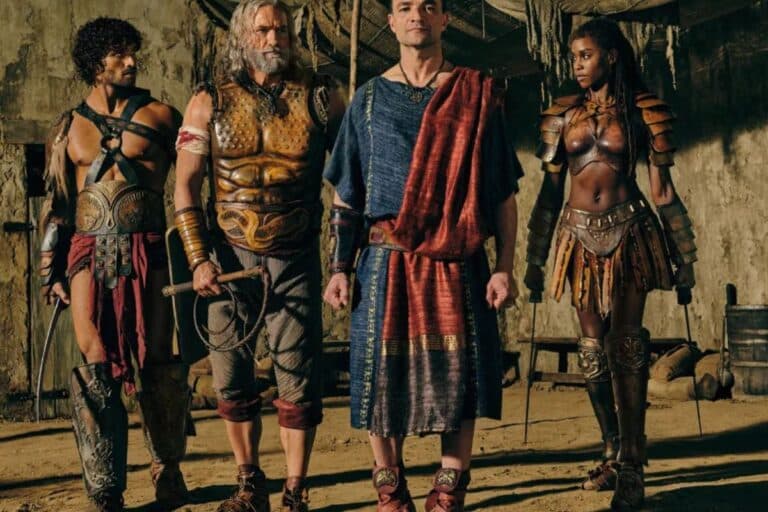 Quatre guerriers en tenues antiques dans une arène.