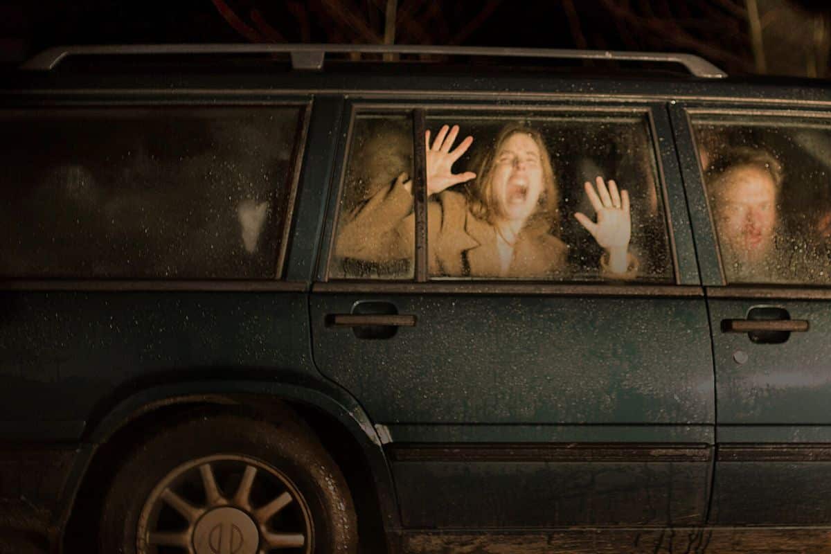 Personne paniquée dans une voiture la nuit.