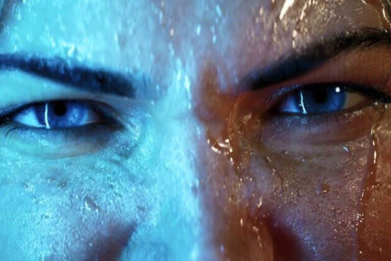 Visage avec yeux perçants et sueur.