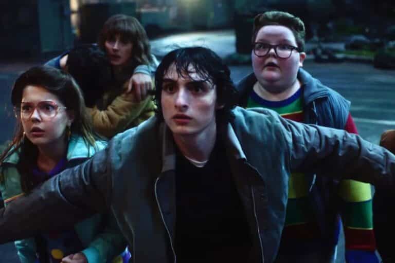 Groupe de jeunes regardant avec surprise.