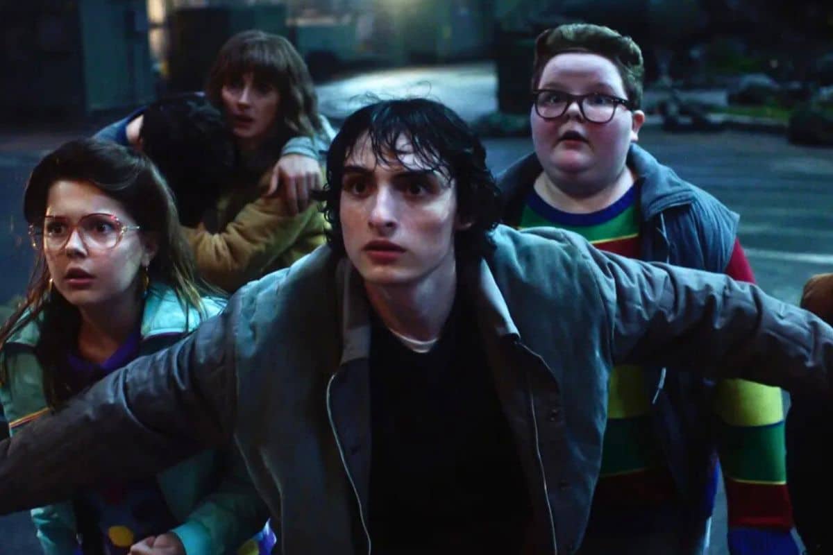 Groupe de jeunes regardant avec surprise.