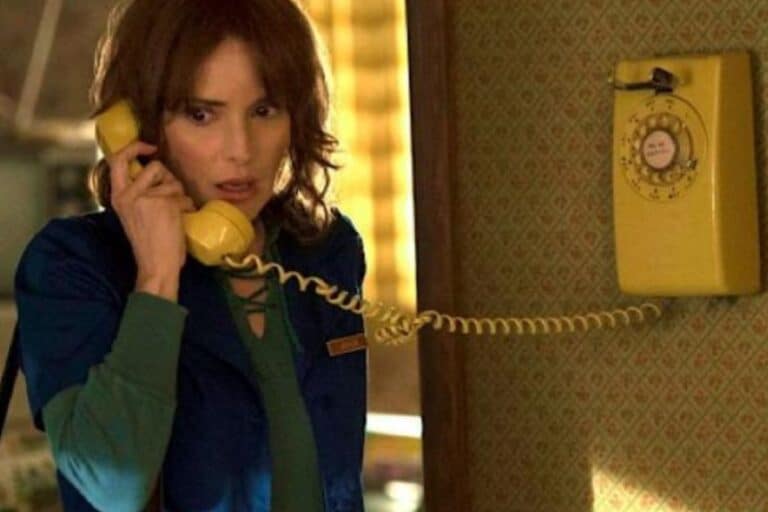 Femme inquiète au téléphone jaune vintage.