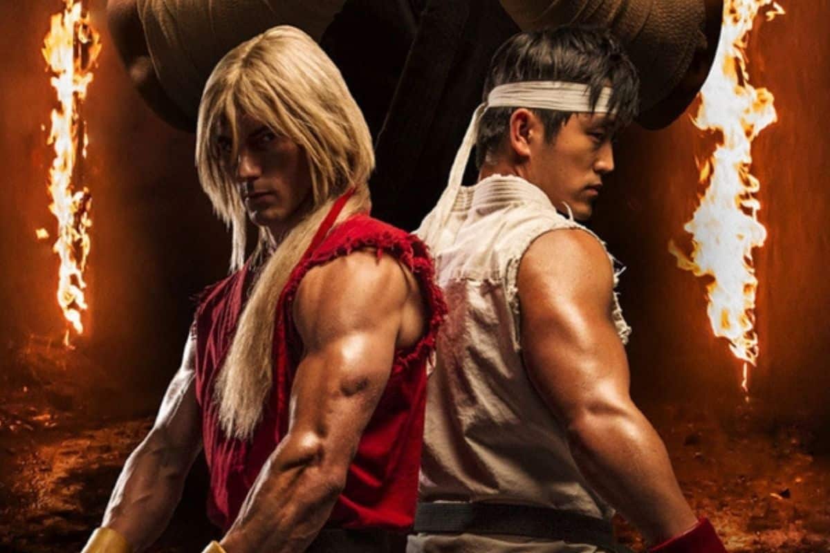 Deux combattants dos à dos, ambiance de feu.