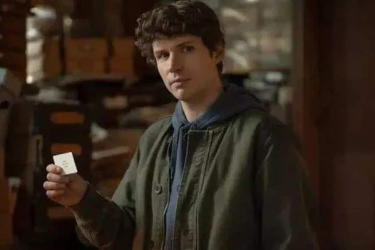 Personne tenant une carte dans entrepôt.