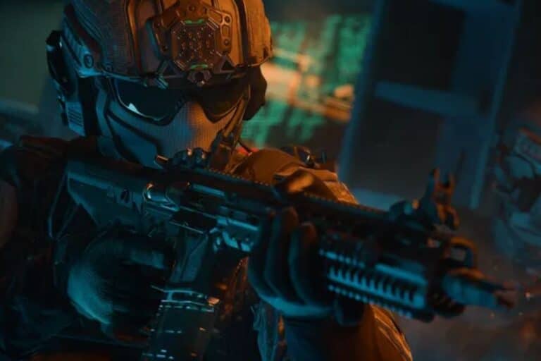 Soldat en tenue tactique avec fusil.