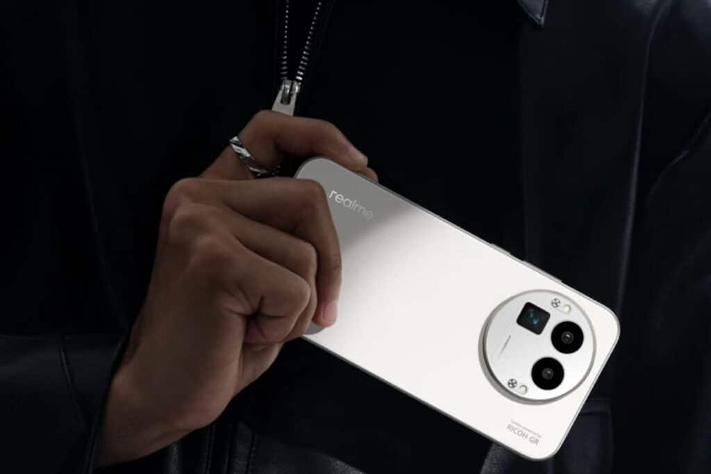 Main tenant un smartphone blanc.