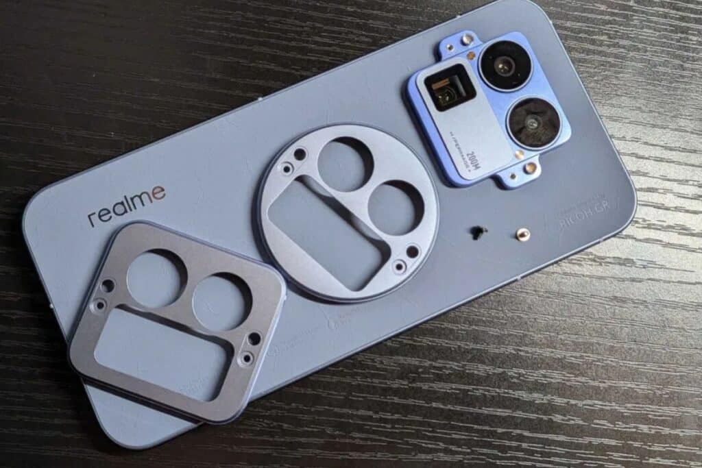 Smartphone Realme avec modules caméra détachés.
