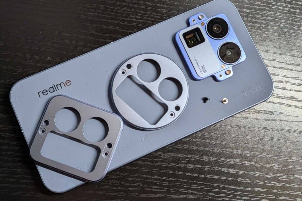 Smartphone Realme avec modules caméra détachés.