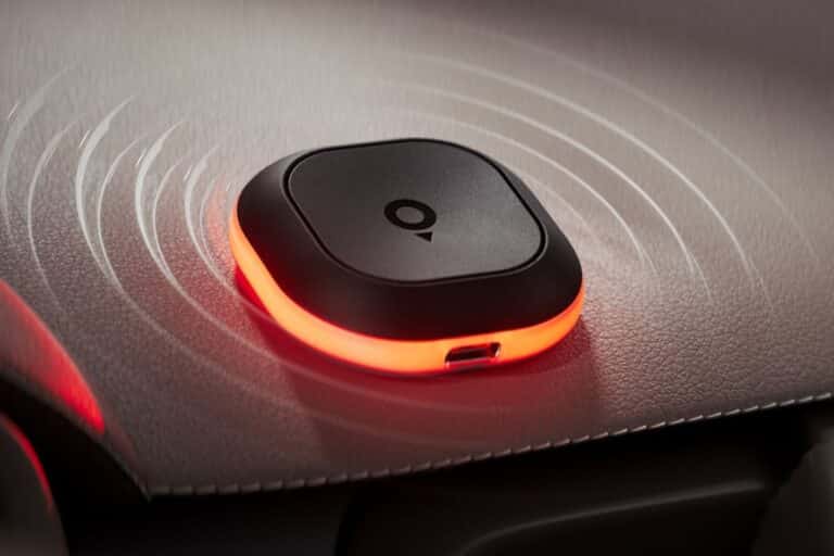 Dispositif électronique noir avec lumière rouge sur surface.