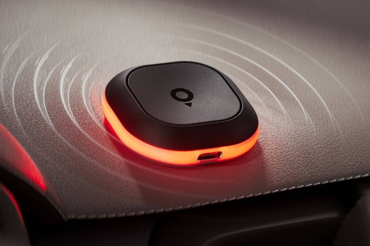 Dispositif électronique noir avec lumière rouge sur surface.