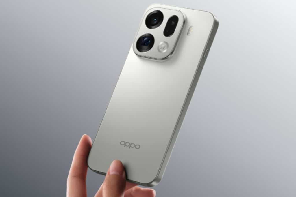 Smartphone argenté avec triple caméra arrière.