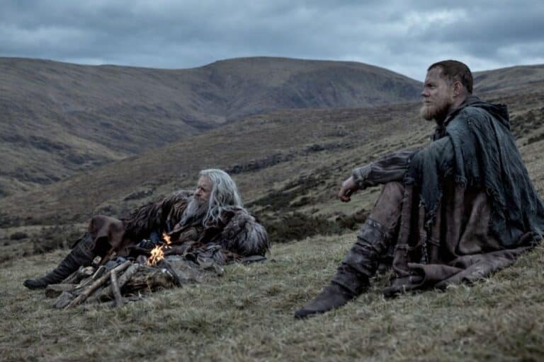 Deux hommes en costumes médiévaux dans la montagne.