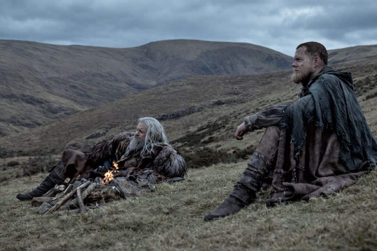 Deux hommes en costumes médiévaux dans la montagne.