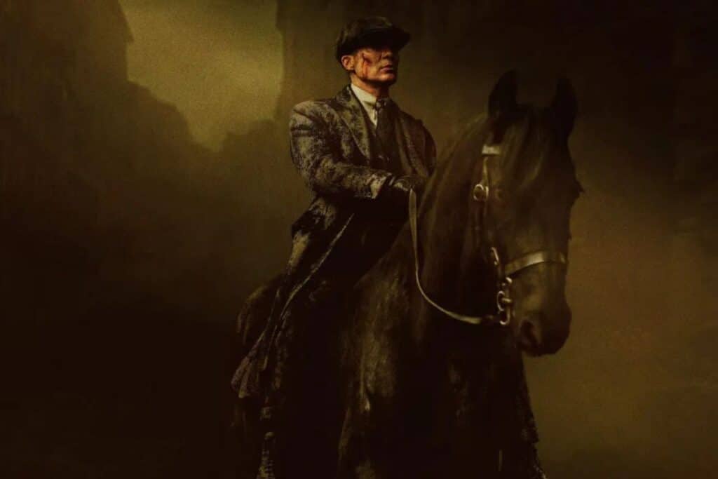 Cavalier en costume sur un cheval sombre.