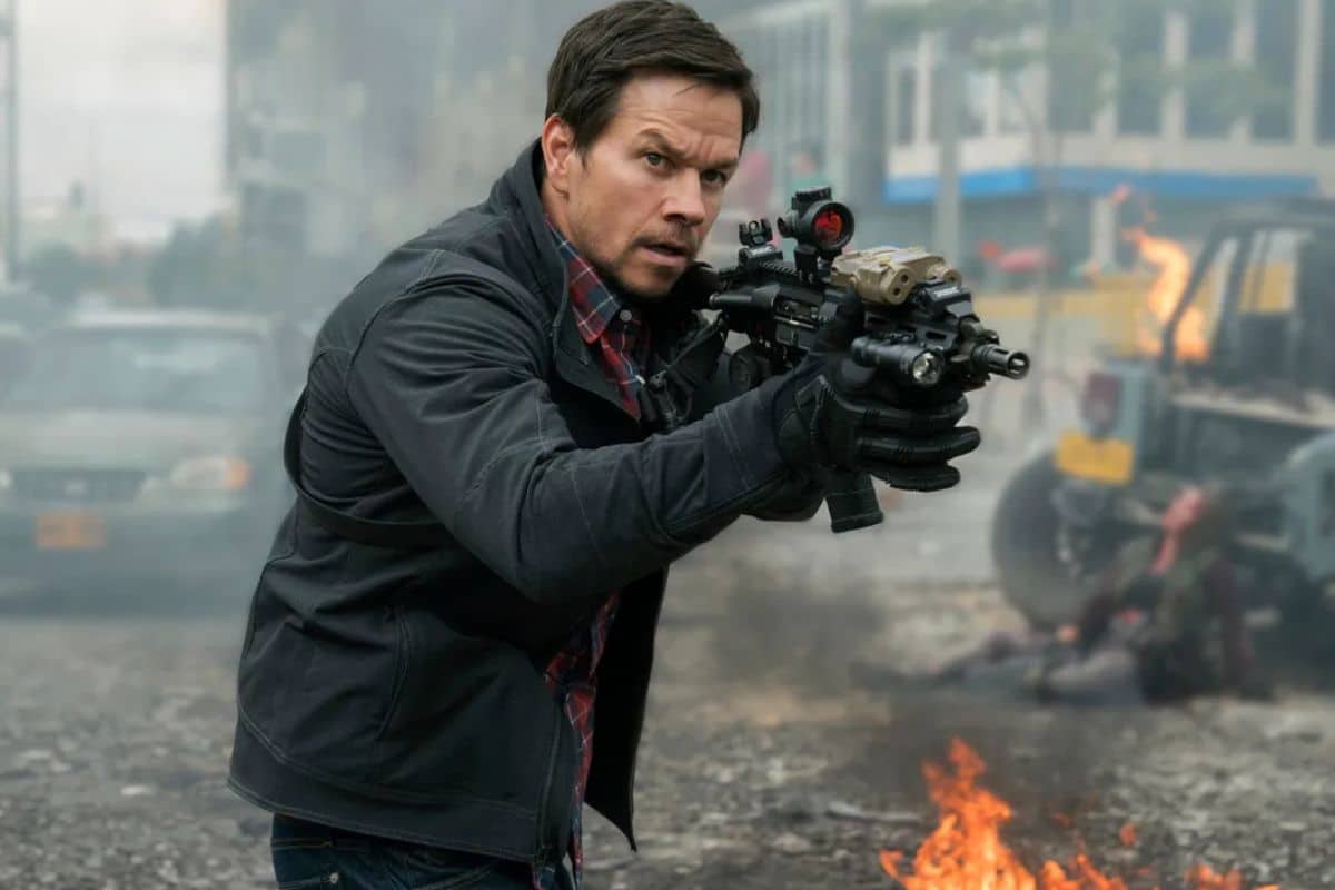 Homme armé dans rue en ruines avec feu.