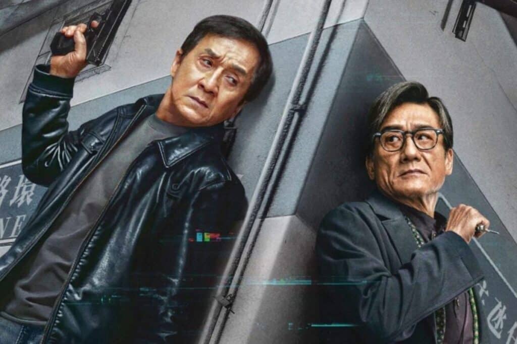 Deux hommes se cachent derrière un mur.