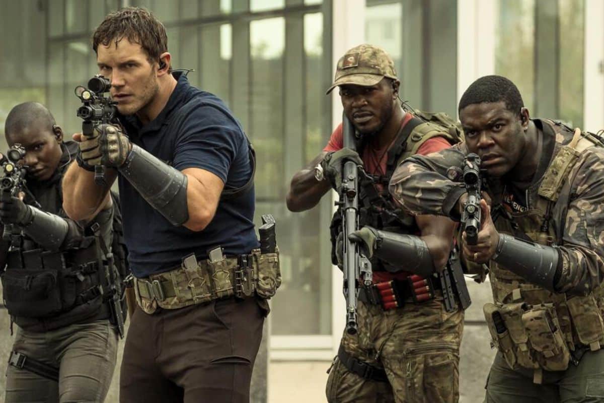 Quatre soldats armés en position de tir.