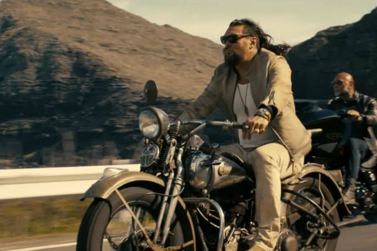 Motards roulant sur une route montagneuse.