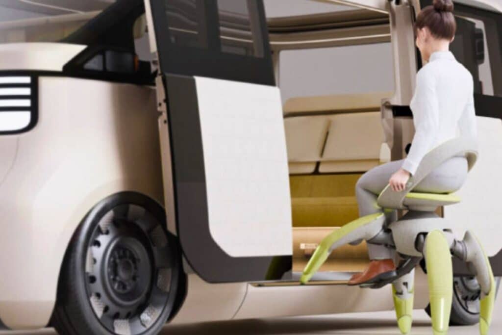 Femme en fauteuil robotique montant dans un véhicule futuriste.