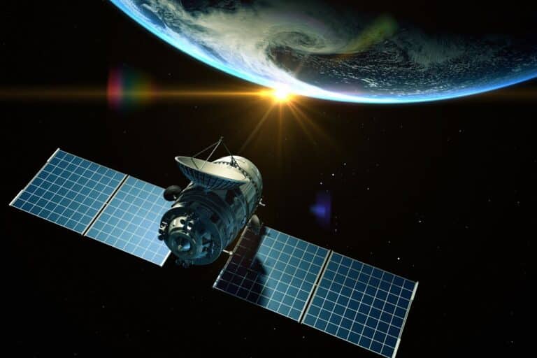 Satellite orbitant autour de la Terre, lever de soleil.