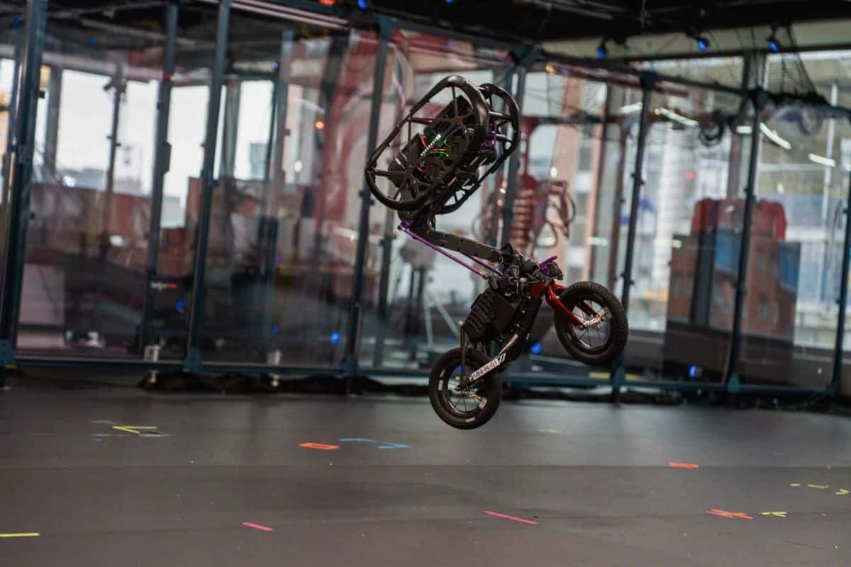 Robot effectuant une acrobatie sur deux roues.