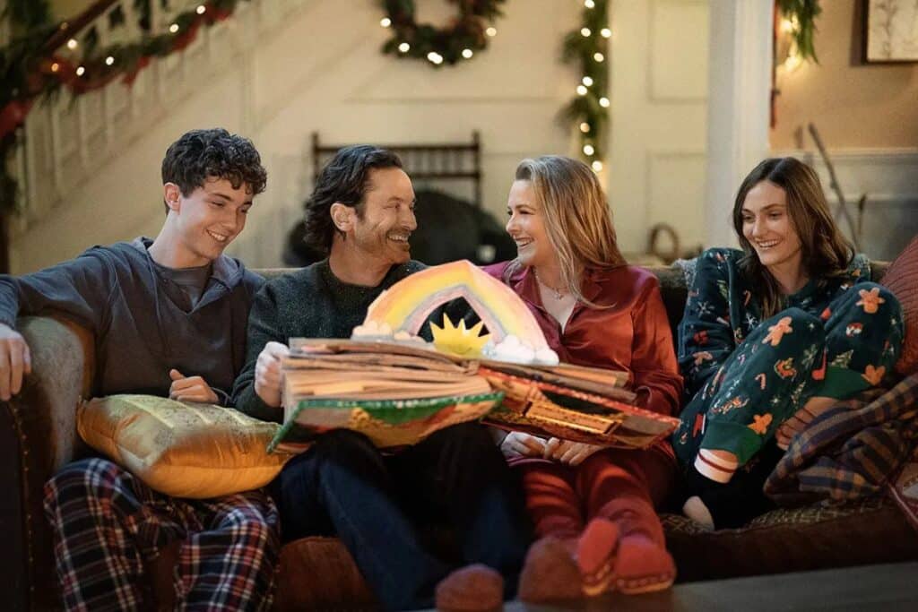 Famille lisant ensemble sur un canapé.