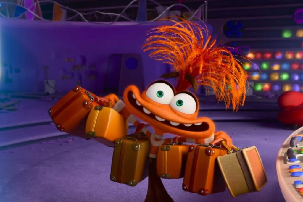 Personnage orange avec valises dans une pièce colorée.