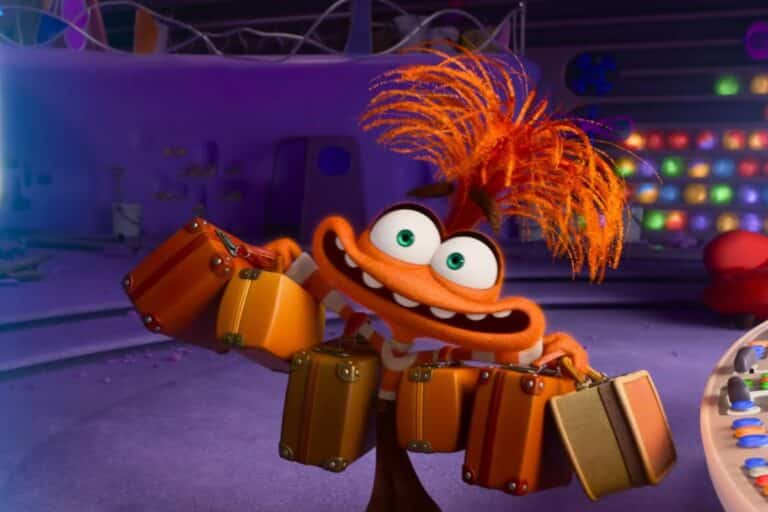 Personnage orange avec valises dans une pièce colorée.