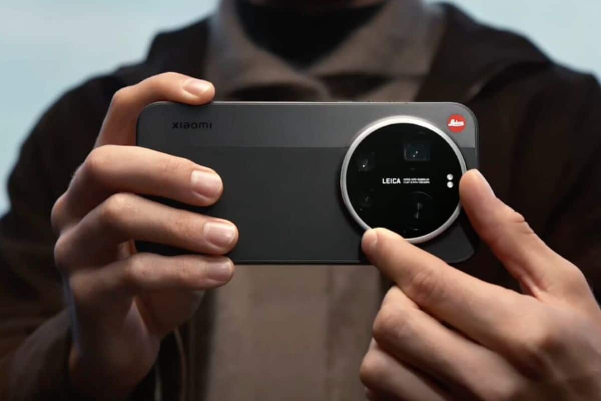 Personne tenant un smartphone avec objectif Leica.