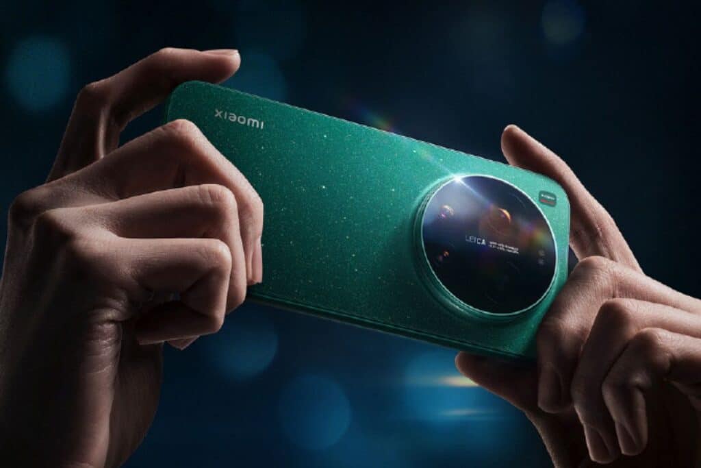 Téléphone vert tenu par deux mains.