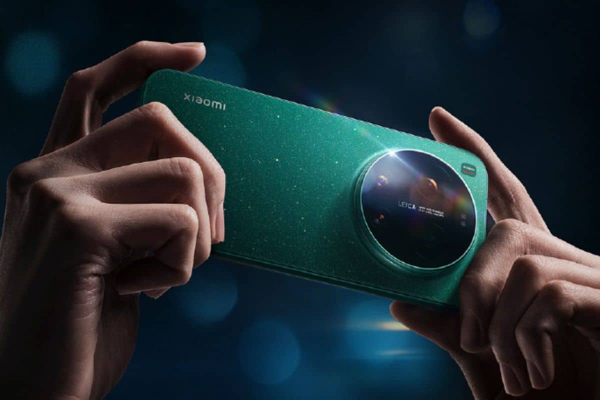 Téléphone vert tenu par deux mains.