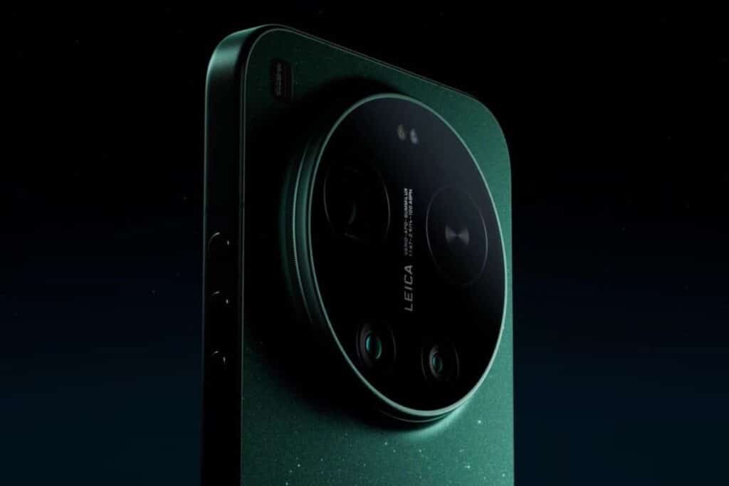 Gros plan d'un smartphone à triple caméra.