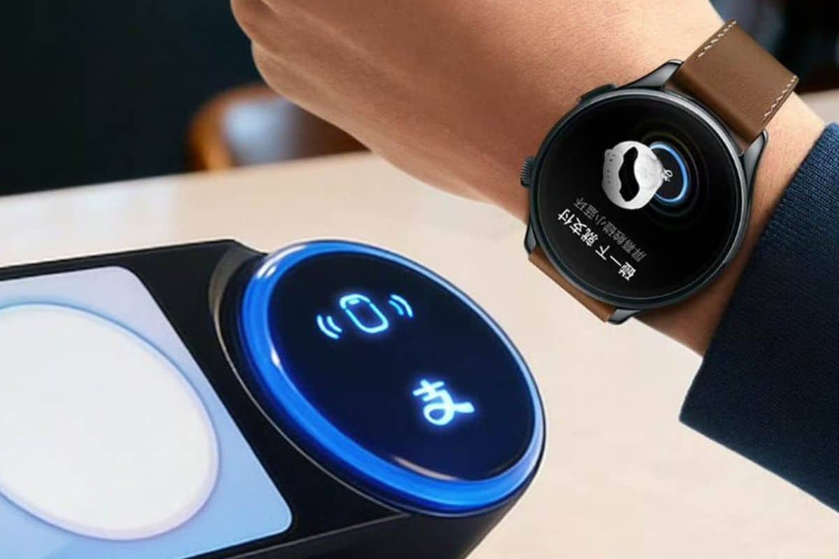 Montre intelligente près d'un terminal de paiement.