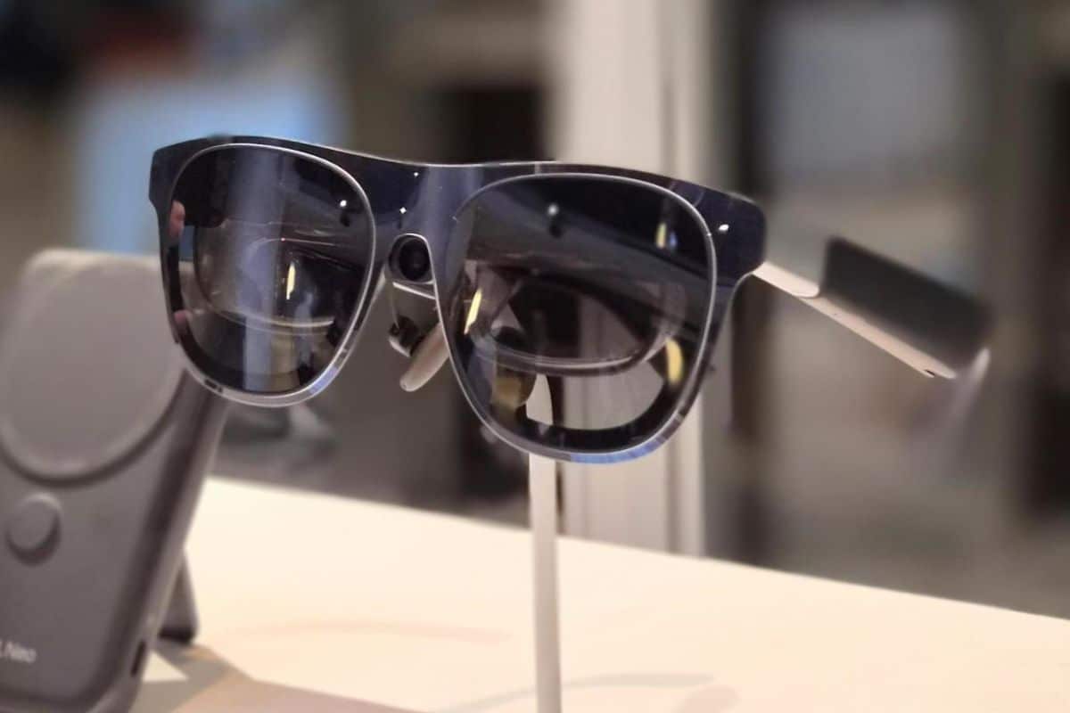 Lunettes connectées modernes sur présentoir blanc.