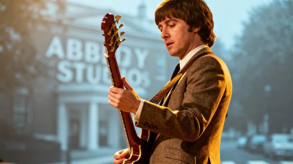 Guitariste jouant devant Abby Studios.