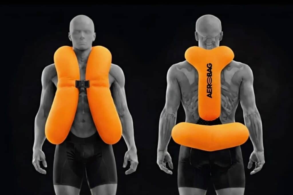 Mannequin portant un gilet de sauvetage orange.