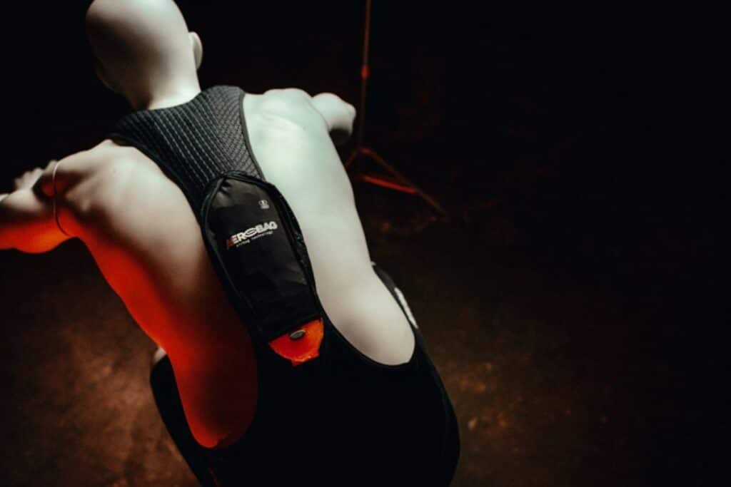 Mannequin avec un gilet noir et orange.