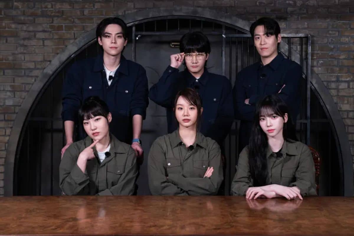 Six personnes posant en tenue de travail.