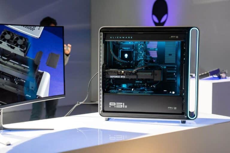 PC gaming ouvert avec écran et carte graphique RTX.