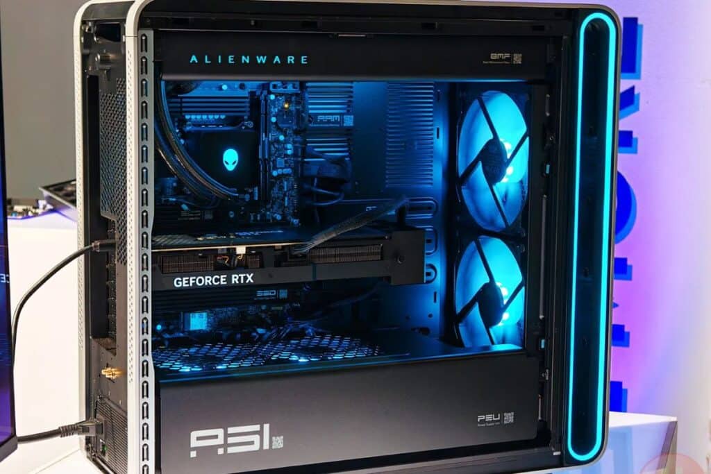 Ordinateur Alienware avec éclairage LED bleu.