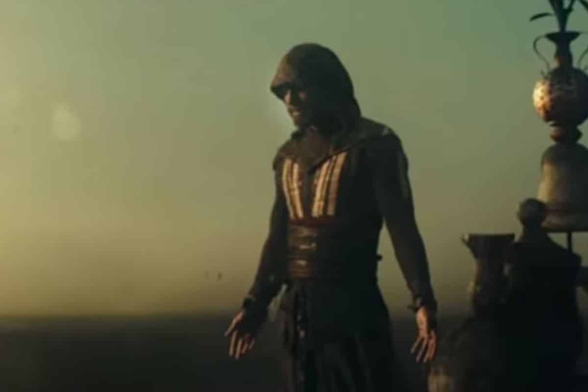 Personne en capuche face à un décor désertique.