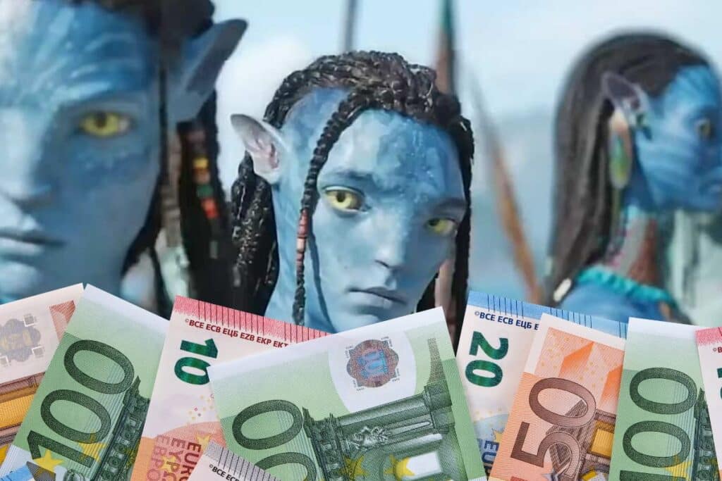 Personnages bleus et billets euros en avant-plan.