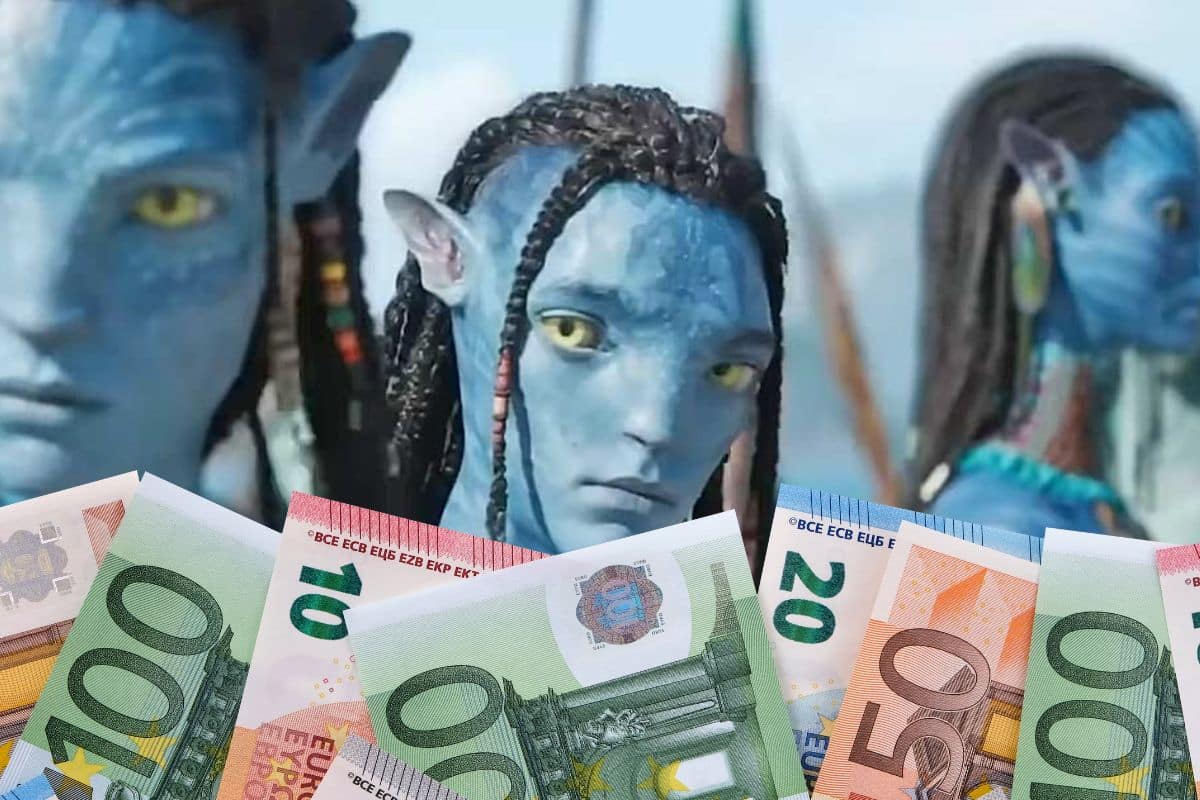 Personnages bleus et billets euros en avant-plan.