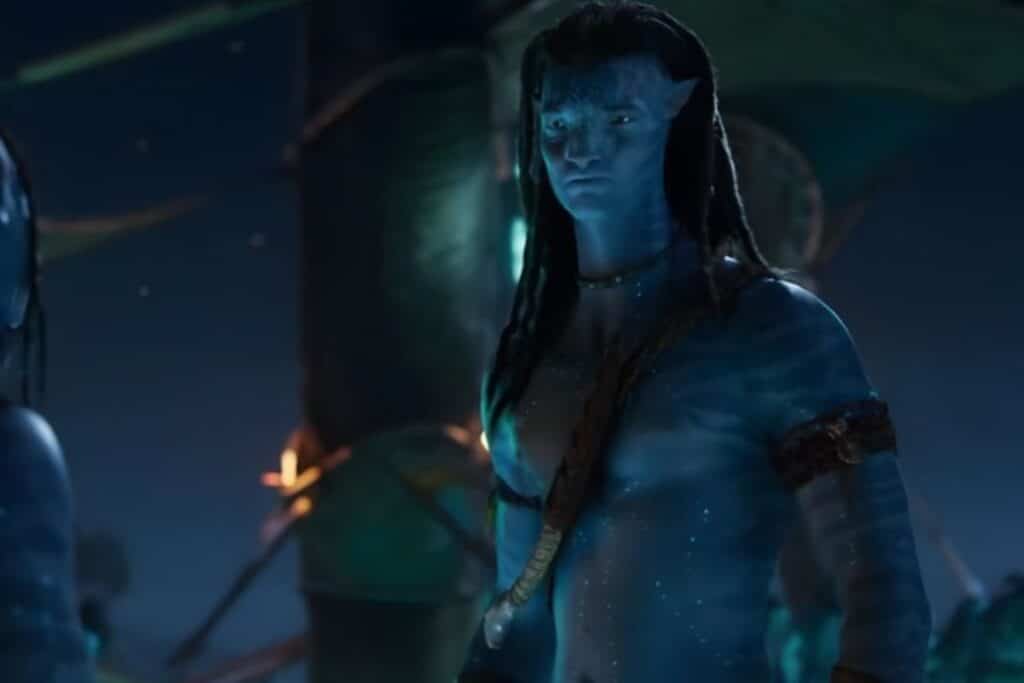 Personnage bleu extraterrestre avec cheveux longs.