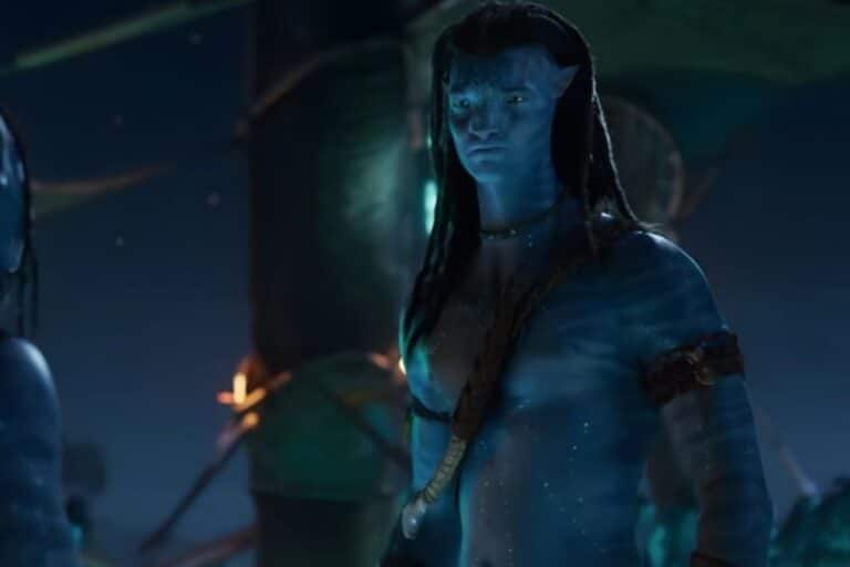 Personnage bleu extraterrestre avec cheveux longs.