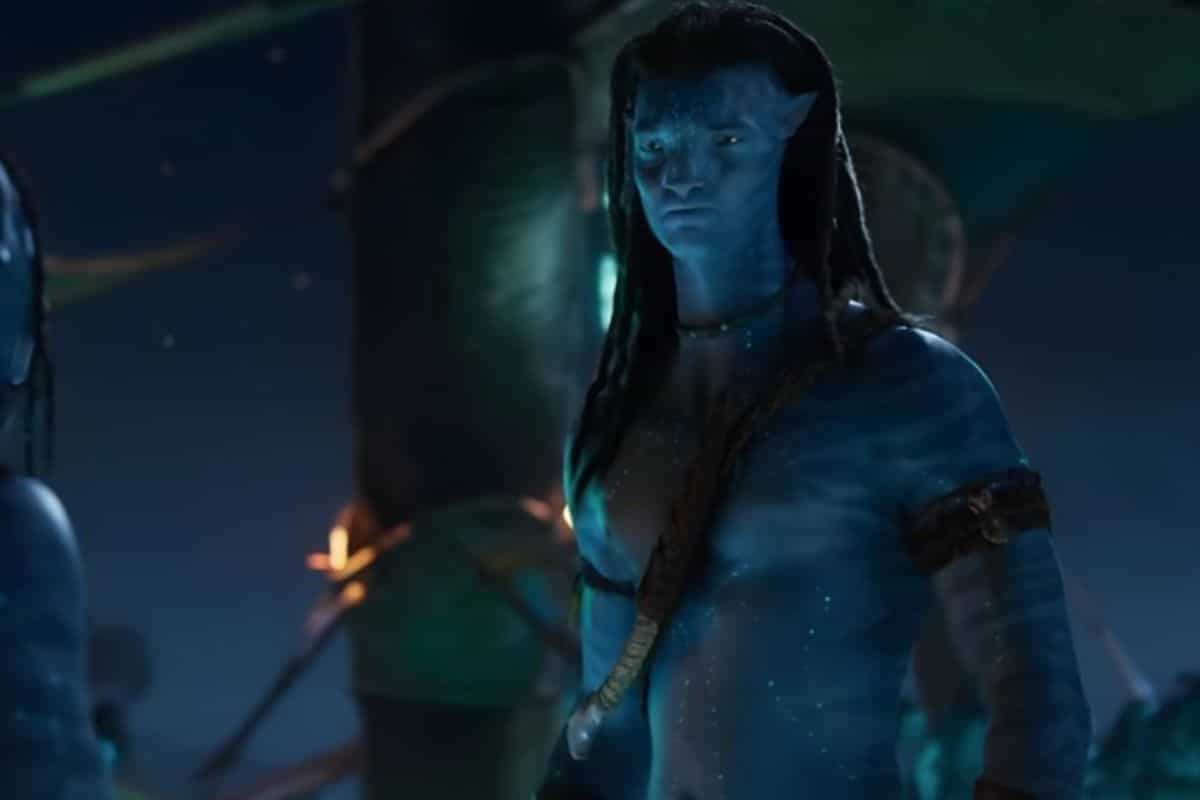 Personnage bleu extraterrestre avec cheveux longs.