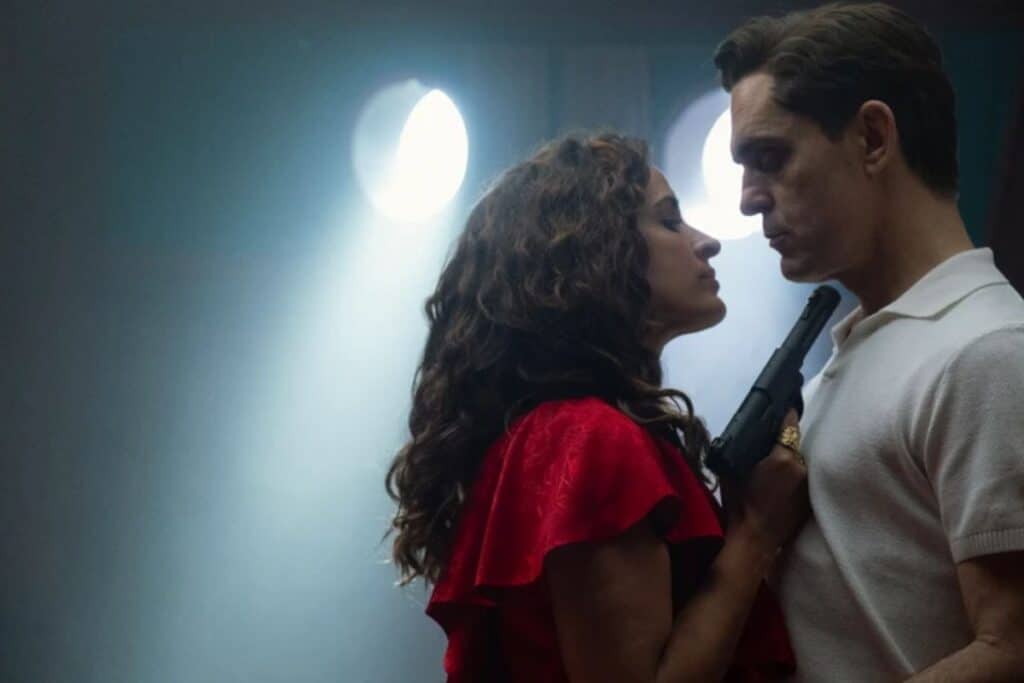 Deux personnes se regardant intensément sous les projecteurs.