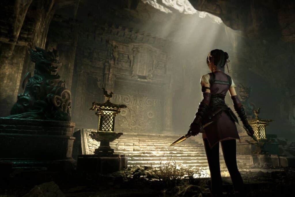 Aventureuse explorant une grotte ancienne illuminée.