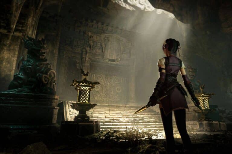 Aventureuse explorant une grotte ancienne illuminée.